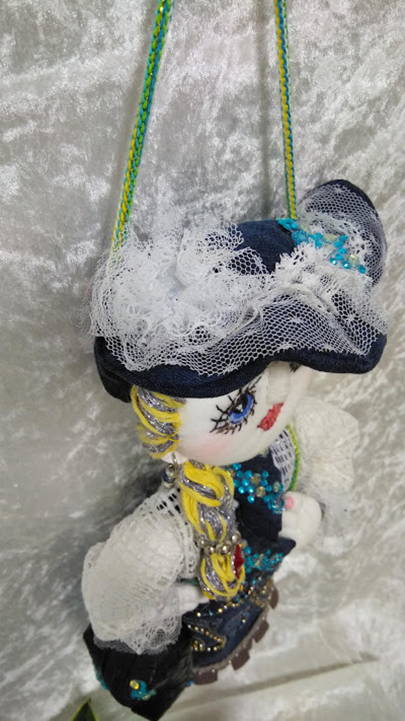 『壁掛けドール』創作人形 小物入れを持つレディー　デニム　刺繍　オシャレ　プレゼント 11枚目の画像