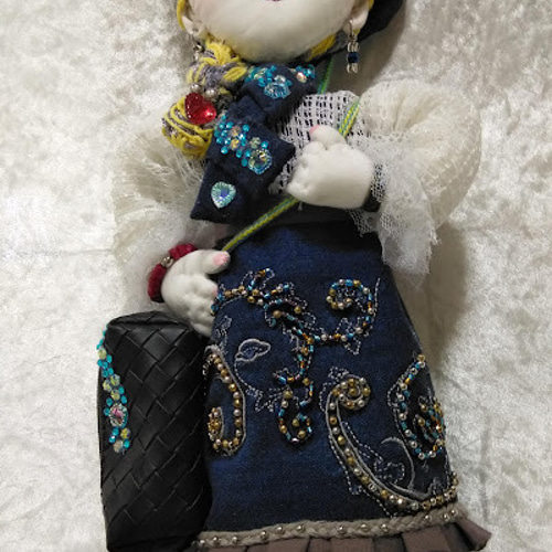壁掛けドール』創作人形 小物入れを持つレディー デニム 刺繍 オシャレ