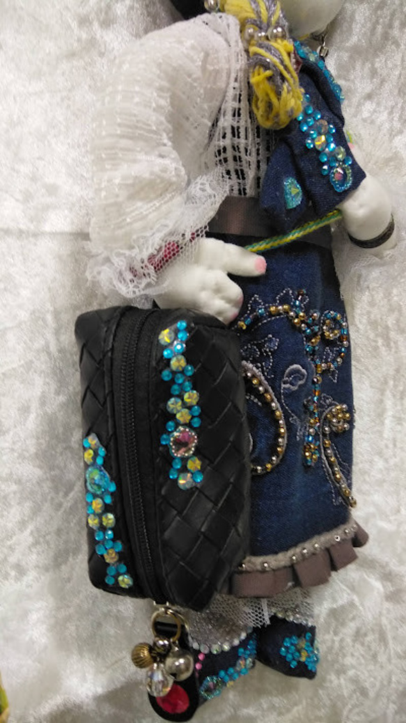 『壁掛けドール』創作人形 小物入れを持つレディー　デニム　刺繍　オシャレ　プレゼント 9枚目の画像