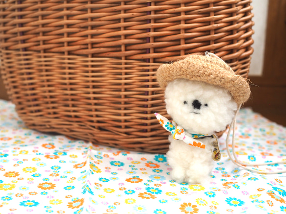 小さい麦わらモフ犬(黄色系の花柄スカーフ) 1枚目の画像