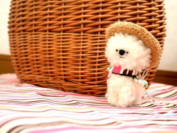 小さい麦わらモフ犬(ピンク系ストライプスカーフ) 1枚目の画像