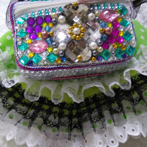 ビーズバックを持つ壁吊ドール』創作人形 小物入れドール 顔刺繍