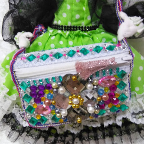 ビーズバックを持つ壁吊ドール』創作人形 小物入れドール 顔刺繍