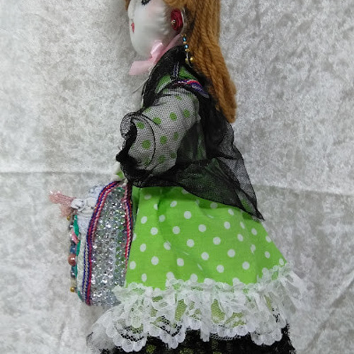 ビーズバックを持つ壁吊ドール』創作人形 小物入れドール 顔刺繍