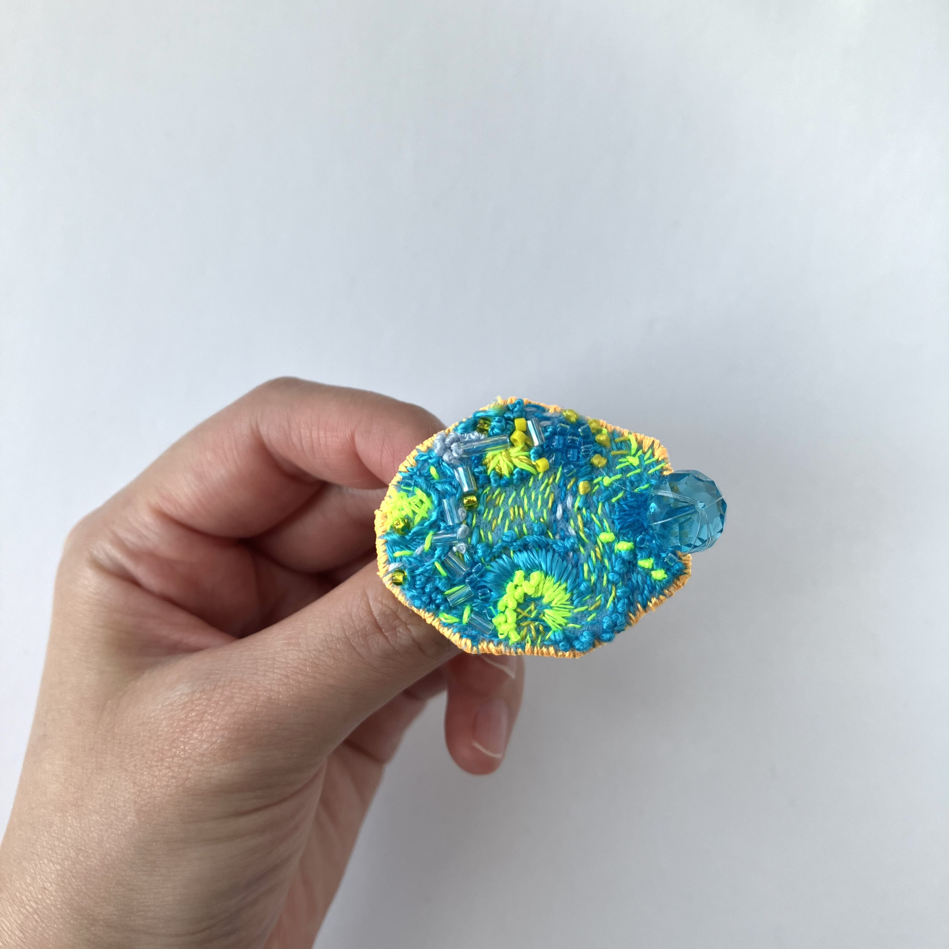 "summer crayon doodle"  夏のクレヨンで描いたみたいな   タカッケイ刺繍ブローチ