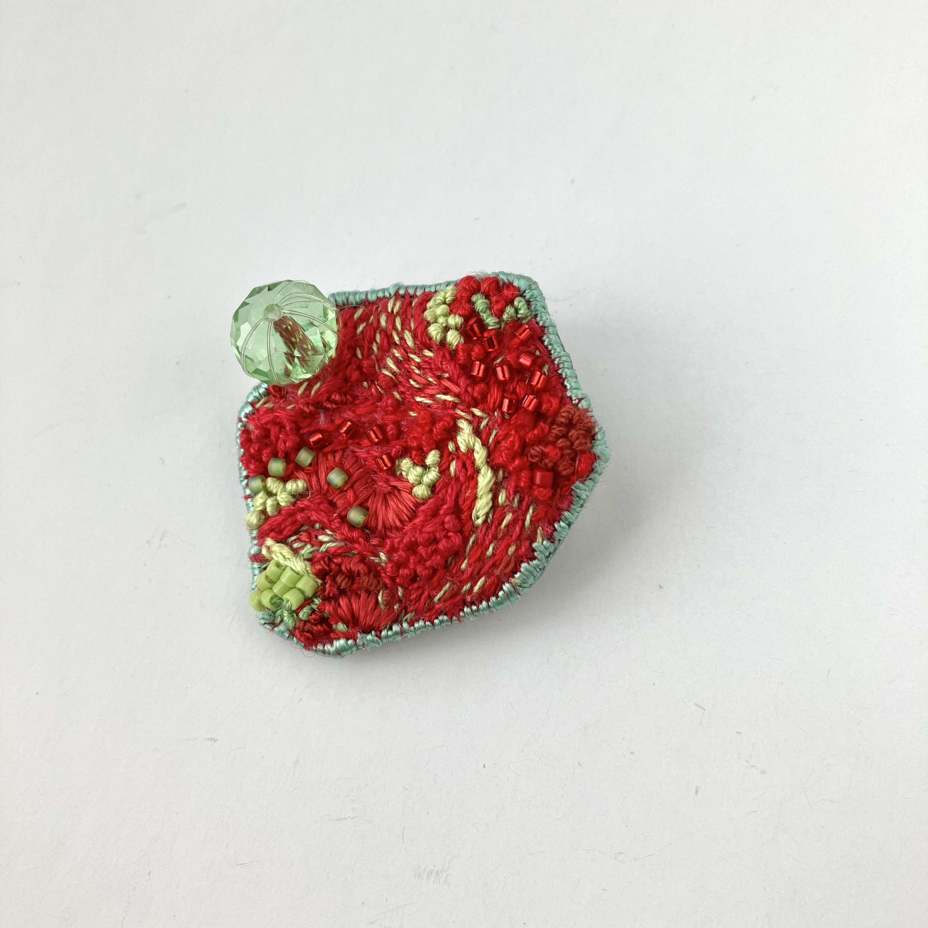 "summer apple "  aka/kimidori   "タカッケイ刺繍ブローチ"