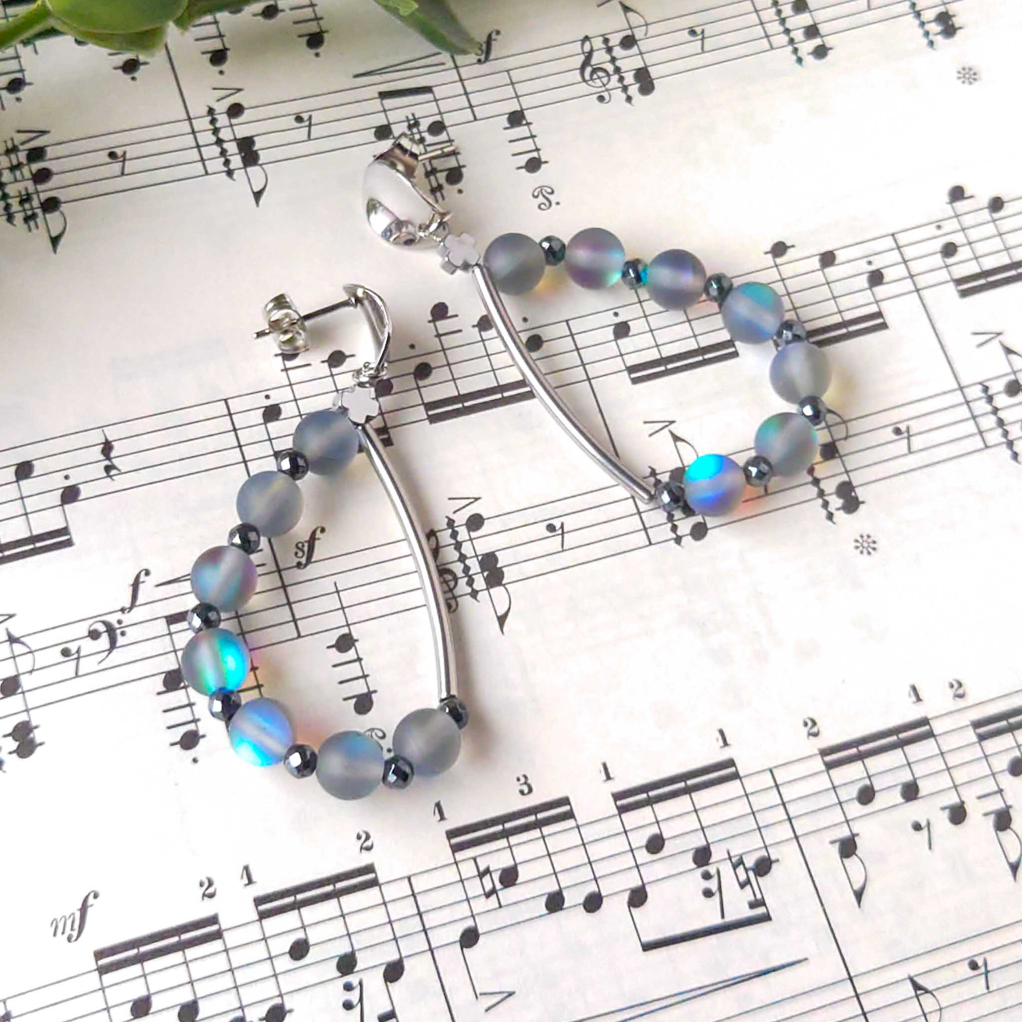 SS23P1015-05　ルナフラッシュの輝きが美しいドロップピアス　フロストブルーカラー×ステンレスカラー