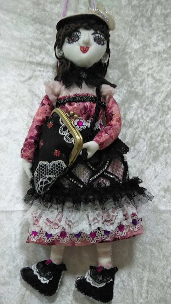 『バックを持つ壁吊ドール』創作人形 小物入れドール　顔刺繍　オシャレレース　プレゼント 6枚目の画像