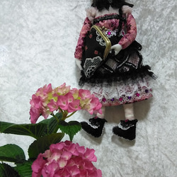 『バックを持つ壁吊ドール』創作人形 小物入れドール　顔刺繍　オシャレレース　プレゼント 5枚目の画像
