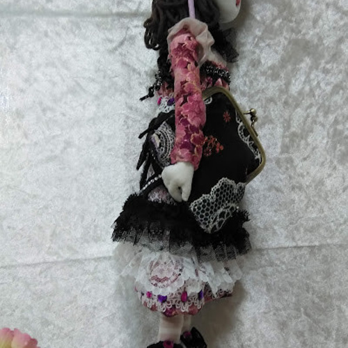 バックを持つ壁吊ドール』創作人形 小物入れドール 顔刺繍 バックを持つ壁吊ドール』創作人形 小物入れドール 顔刺繍