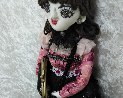 バックを持つ壁吊ドール』創作人形 小物入れドール 顔刺繍