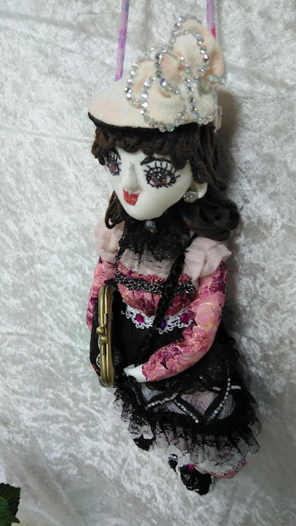 バックを持つ壁吊ドール』創作人形 小物入れドール 顔刺繍 バックを持つ壁吊ドール』創作人形 小物入れドール 顔刺繍