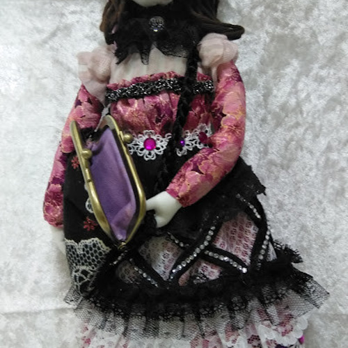 バックを持つ壁吊ドール』創作人形 小物入れドール 顔刺繍 バックを持つ壁吊ドール』創作人形 小物入れドール 顔刺繍