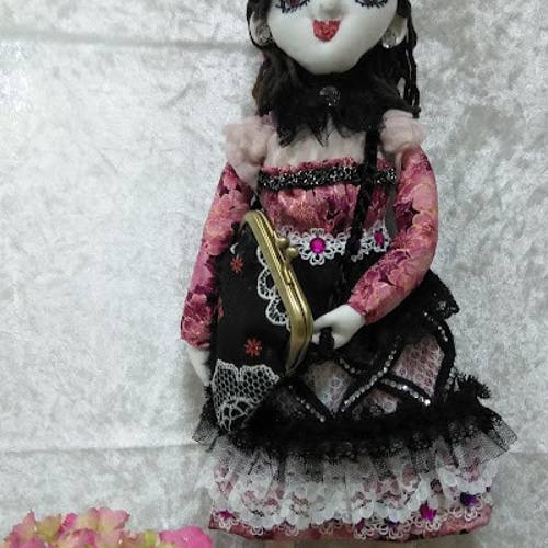 バックを持つ壁吊ドール』創作人形 小物入れドール 顔刺繍 バックを持つ壁吊ドール』創作人形 小物入れドール 顔刺繍