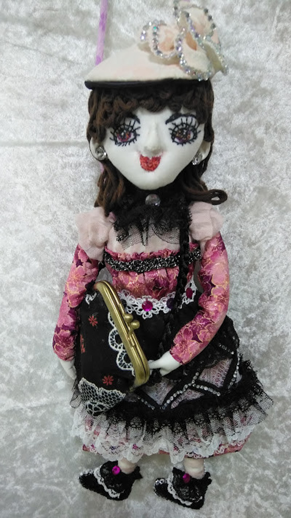 『バックを持つ壁吊ドール』創作人形 小物入れドール　顔刺繍　オシャレレース　プレゼント 4枚目の画像