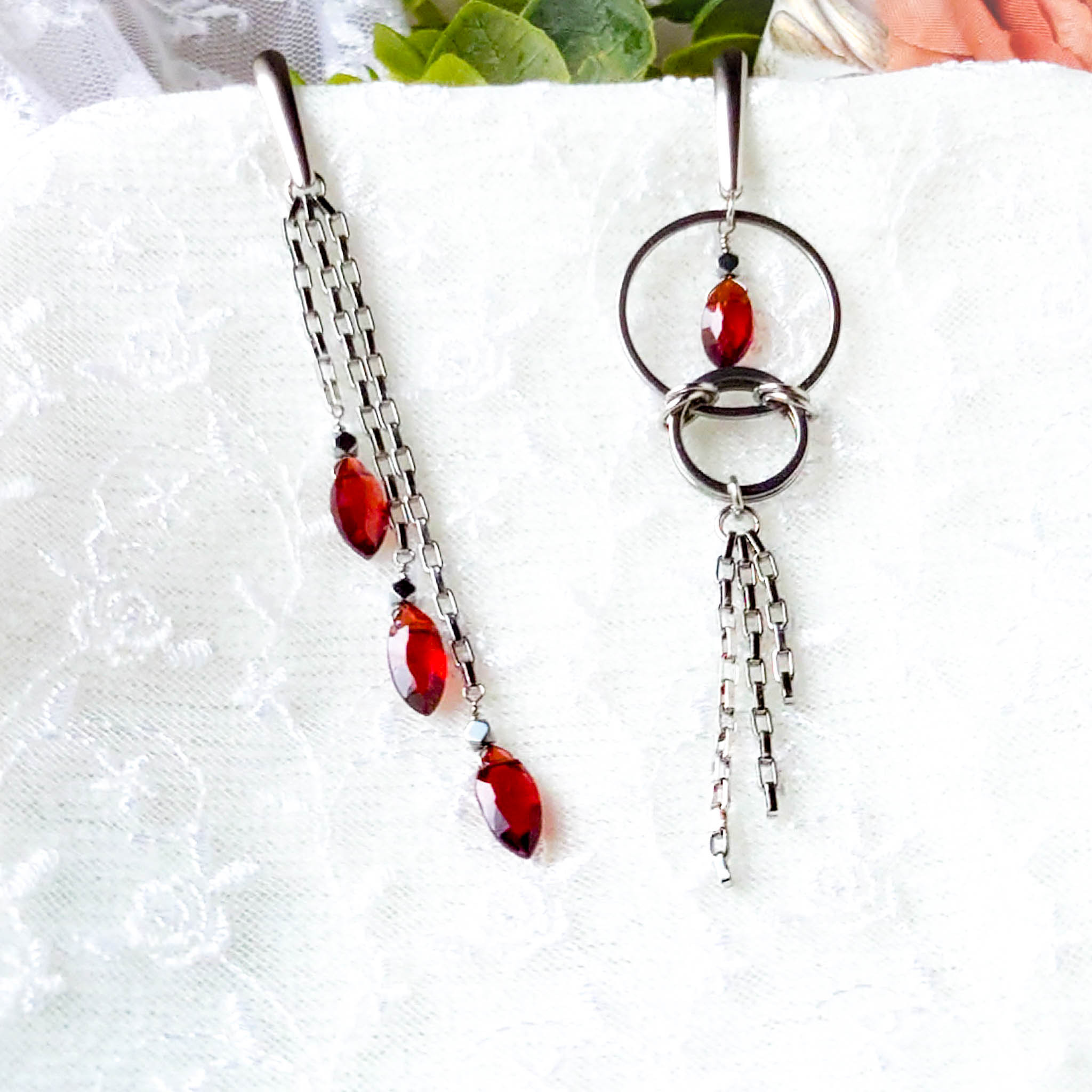 SS23P1016-01　宝石質モザンピーク産ガーネットを使用したアシンメトリーなピアス　ステンレスカラー