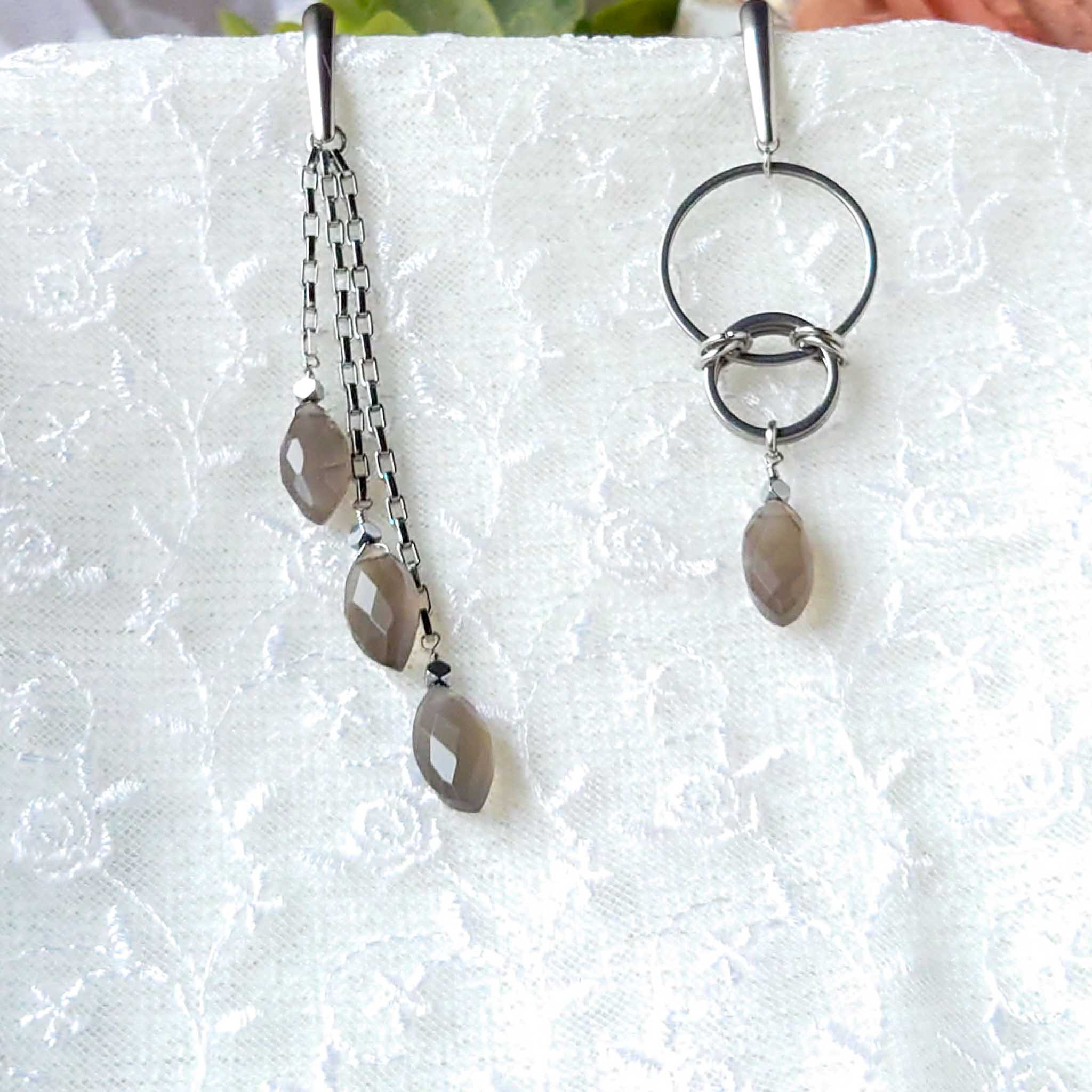 SS23P1016-02　マーキスカット　グレームーンストーンの存在感溢れるピアス　ステンレスカラー