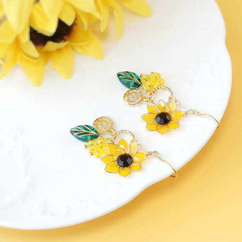 achamamaです♡ビジュー.ひまわり♡さくらんぼピアス♡ハンドメイド 再販☆夏のTHE☆ ひまわり ピアス♡(❀ᴗ͈ˬᴗ͈)