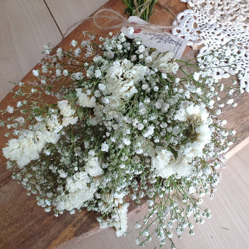 たっぷりかすみ草とスターチスのナチュラルドライフラワースワッグ