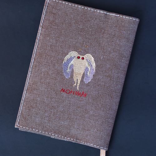 文庫サイズ ブックカバー 「にじりよるモスマン」刺繍 ブック 文庫サイズ ブックカバー 「にじりよるモスマン」刺繍 ブック