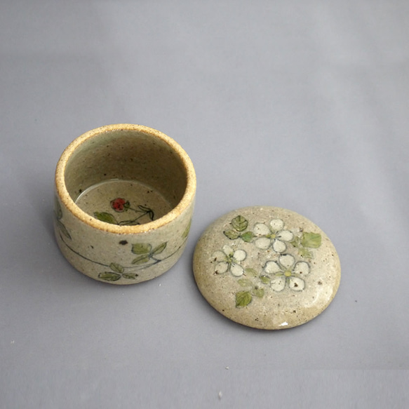お花の陶箱 「野イチゴ」（陶器の小物入れ） 2枚目の画像