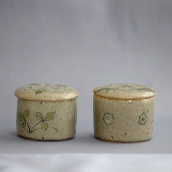 お花の陶箱 「野イチゴ」（陶器の小物入れ） 5枚目の画像
