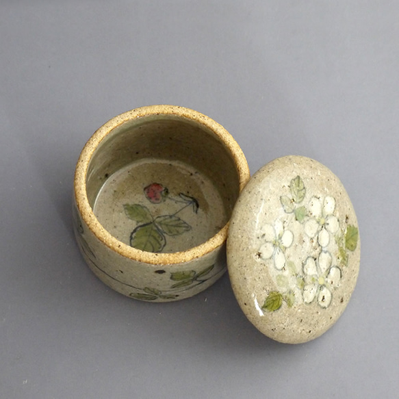 お花の陶箱 「野イチゴ」（陶器の小物入れ） 1枚目の画像