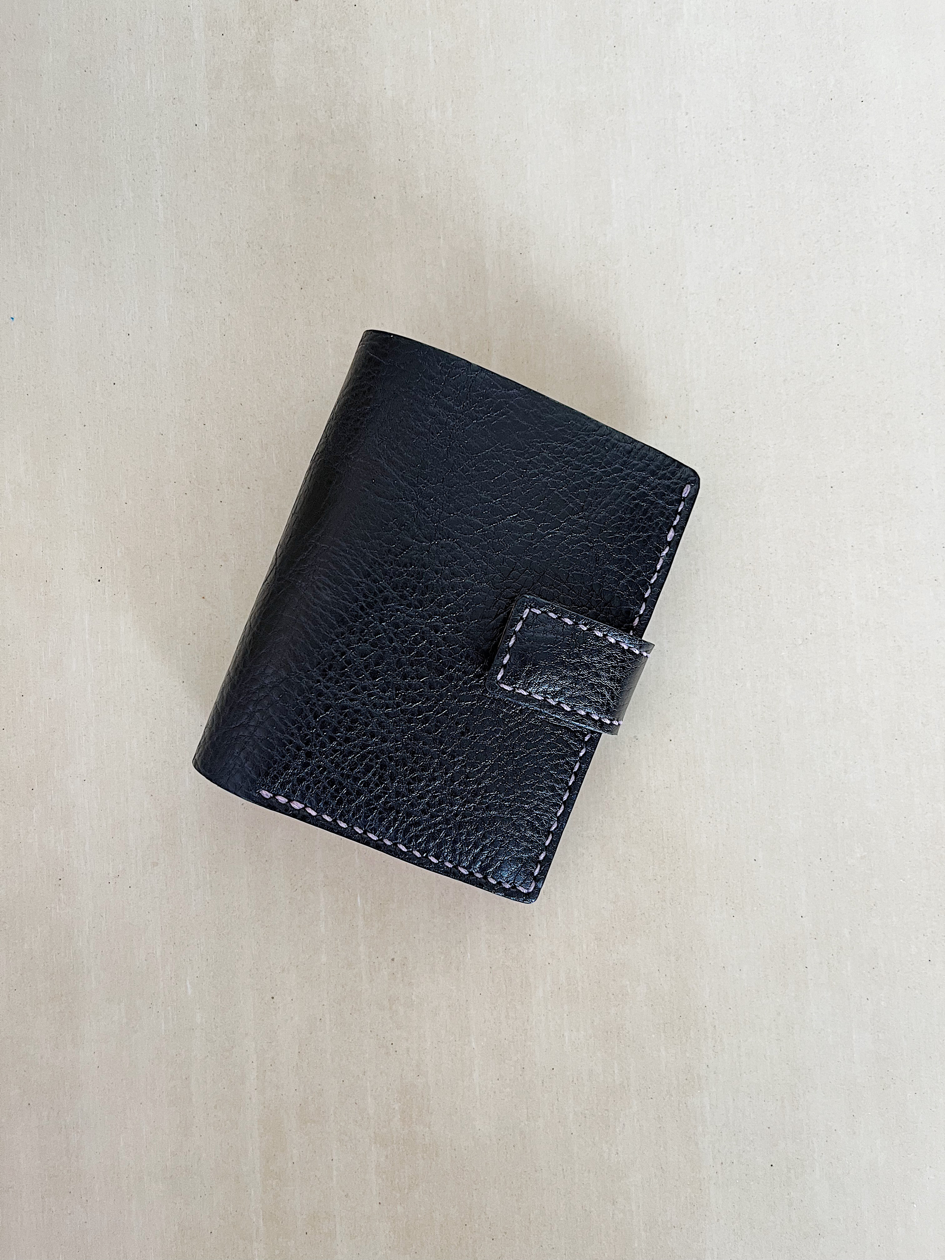 カードがたくさん入る折り財布　黒とピンクの組み合わせ　シュリンクレザー　柔らかい革 4,500円