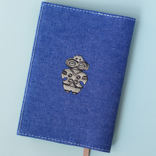 文庫サイズ ブックカバー 「遮光器土偶」刺繍 ブックカバー 文庫サイズ ブックカバー 「遮光器土偶」刺繍 ブックカバー