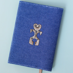 文庫サイズ　ブックカバー 「ハート形土偶」刺繍 6枚目の画像