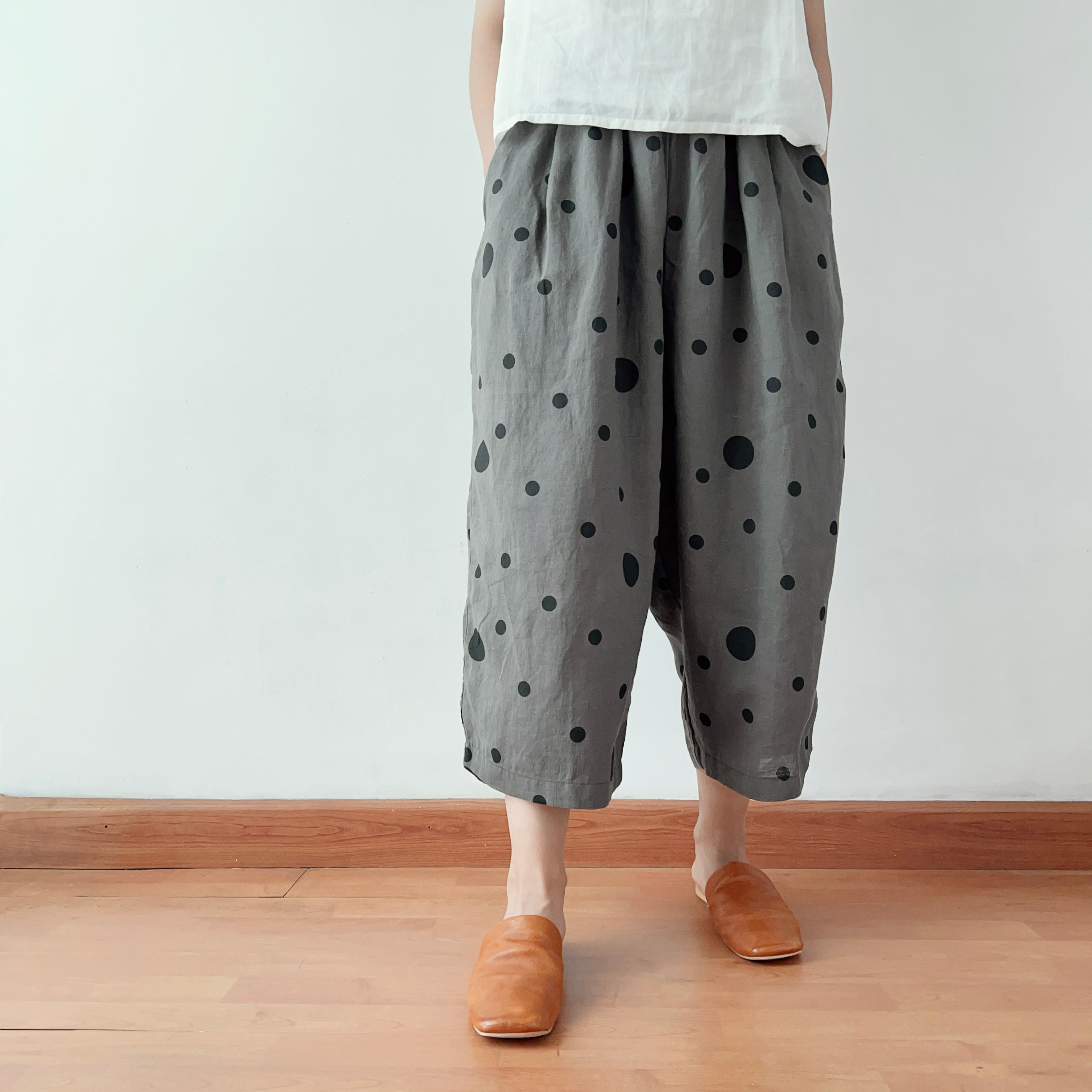 激安価格の 【美品】me. ミードット 綿麻 ドット柄 コットンリネンワイドギャザーパンツ パンツ