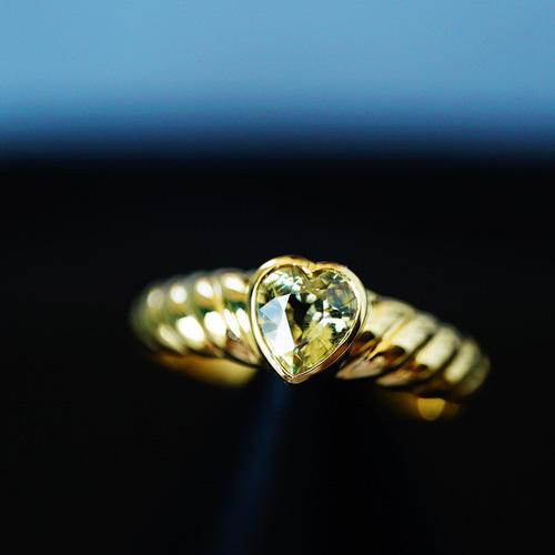 愛」K18 天然イエローサファイア 天然ダイヤモンド リング 成功 誠実  
