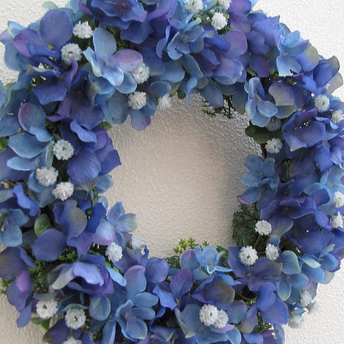 ダークブルーパープルカラーのアジサイ・かすみ草入りリース ダークブルーパープルカラーのアジサイ・かすみ草入りリース