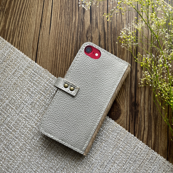 毛付き革ハラコ ベージュｘシルバー牛革 スマホケース iPhone,Xperia 4枚目の画像