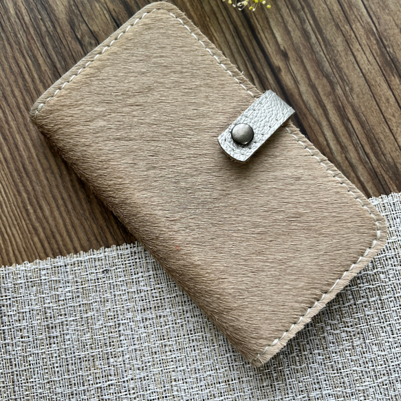 毛付き革ハラコ ベージュｘシルバー牛革 スマホケース iPhone,Xperia 3枚目の画像
