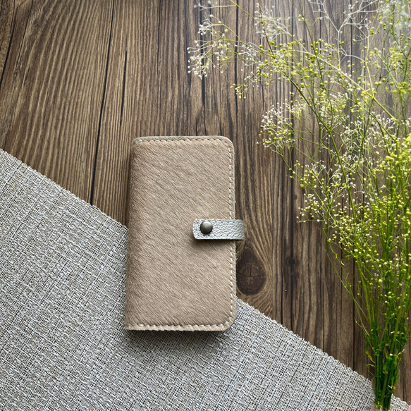 毛付き革ハラコ ベージュｘシルバー牛革 スマホケース iPhone,Xperia 1枚目の画像