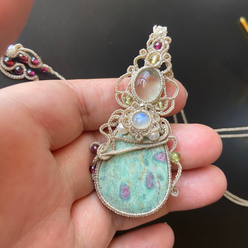 グリーンフローライト＆シトリンのマクラメ編みネックレス　ペンダント　天然石 大粒グリーンフローライト＆シトリンのマクラメ編みネックレス