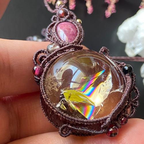 『黄昏』ゴールデンマイカとブラジオクレースムーンストーンのマクラメネックレス 黄昏』ゴールデンマイカとブラジオクレースムーンストーンの