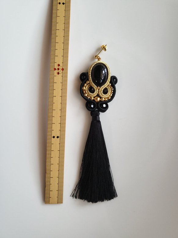 ソウタシエ ヘアコームと耳飾りのセット 黒と金