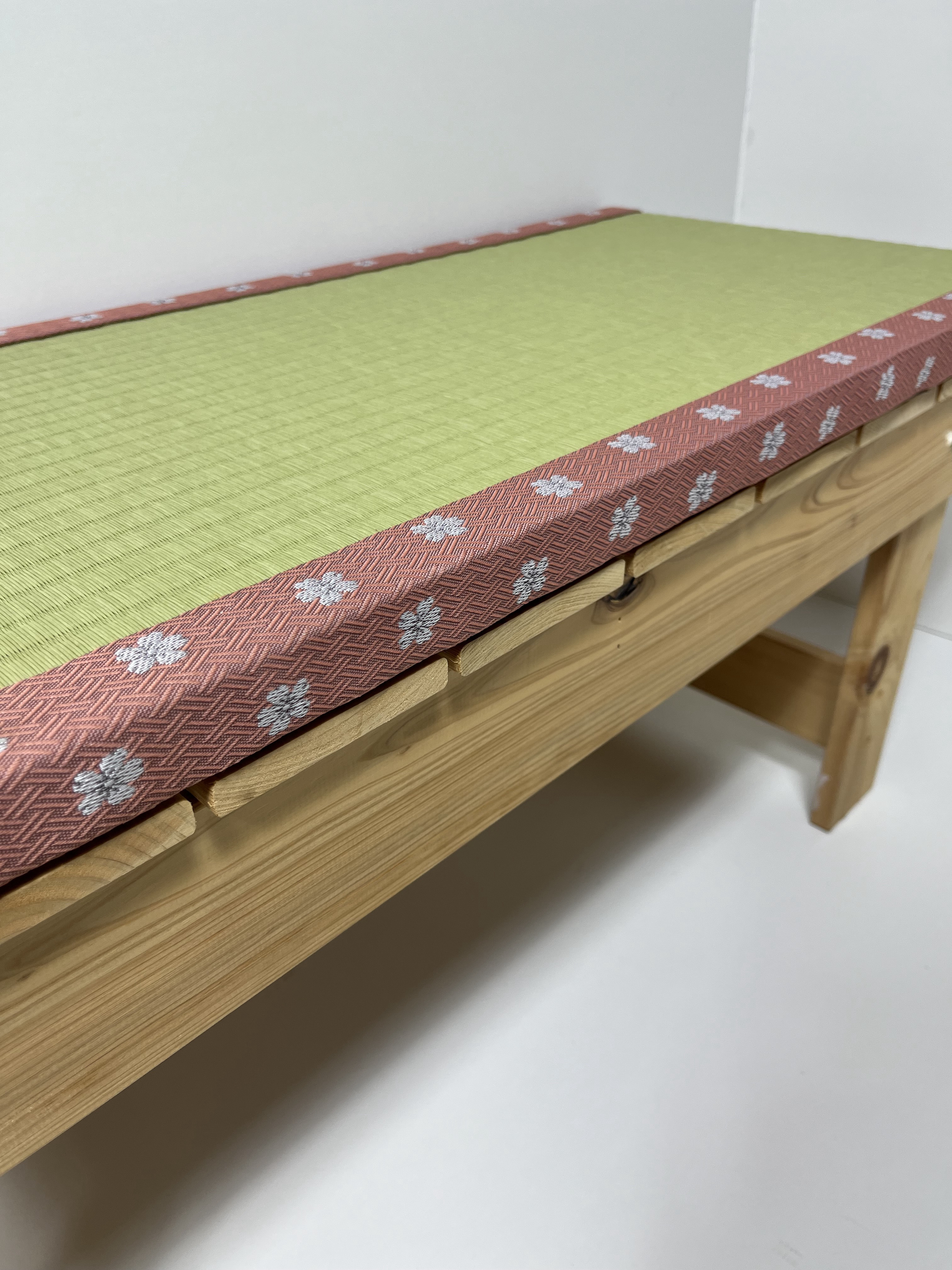 軽くてどこでも持ち運べる　畳縁台　さくら柄