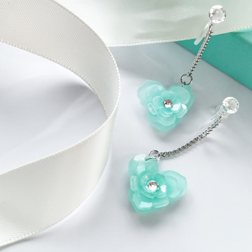 いちご型薔薇ピアス　イヤリング〜blue〜 いちご型薔薇ピアス イヤリング〜blue〜