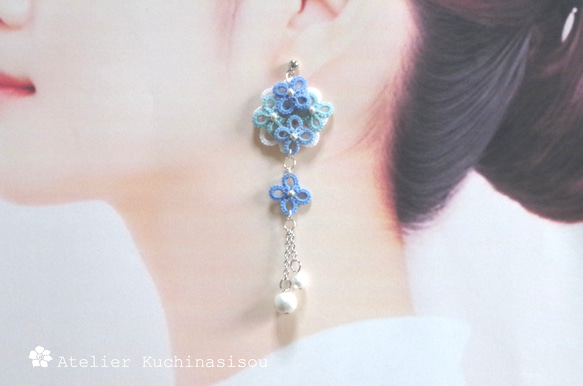 梭織蕾絲繡球花棉質珍珠不對稱耳環（藍色） 第5張的照片