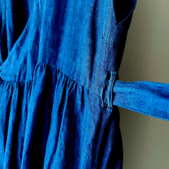 リネンのカシュクールワンピース　藍染め　蓼藍　セオリツドレス　セミオーダー　フレンチスリーブ　ロング丈 9枚目の画像