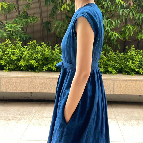 リネンのカシュクールワンピース　藍染め　蓼藍　セオリツドレス　セミオーダー　フレンチスリーブ　ロング丈 12枚目の画像