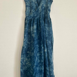 現品のみ リネンのカシュクールワンピース 絞りの藍染 蓼藍