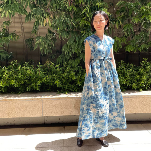 リネンのカシュクールワンピース 絞りの藍染 琉球藍 セオリツドレス