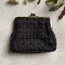 ぷっくり刺繍　ブラック　ティッシュがま口　　刺繍ポーチ　テッシュケース　 2枚目の画像
