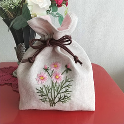 リネン　手縫い刺繡入り巾着ポーチ　秋桜 2枚目の画像