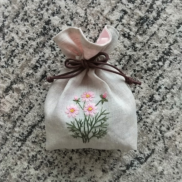 リネン　手縫い刺繡入り巾着ポーチ　秋桜 4枚目の画像