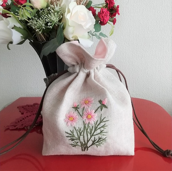 リネン　手縫い刺繡入り巾着ポーチ　秋桜 1枚目の画像